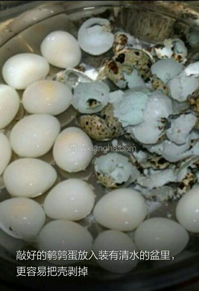 3、剥掉鹌鹑蛋皮