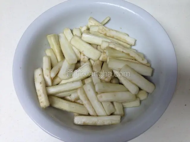 撒一小勺盐拌匀，腌制十分钟