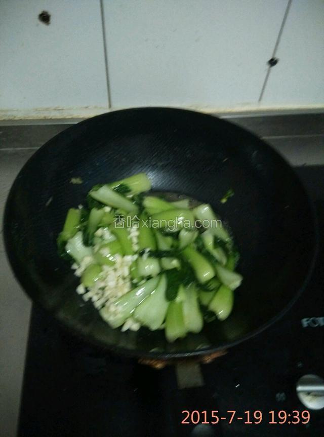 加入蒜末，小油菜炒熟后关火放鸡精