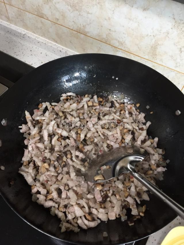 加入肉皮煸炒，再加入肉丁煸炒，直到炒干水份炒出油脂。