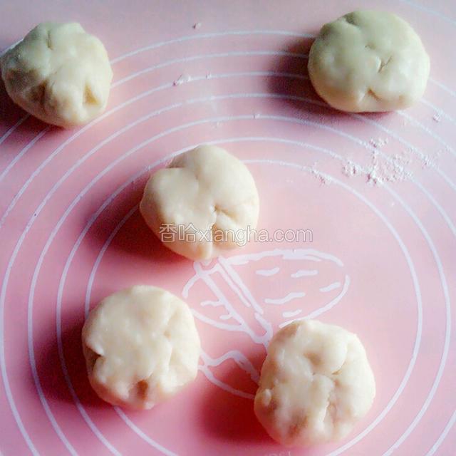 然后像包包子一样包起来