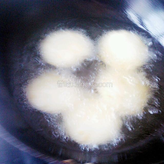 油温上来，放入成型的薄饼油炸