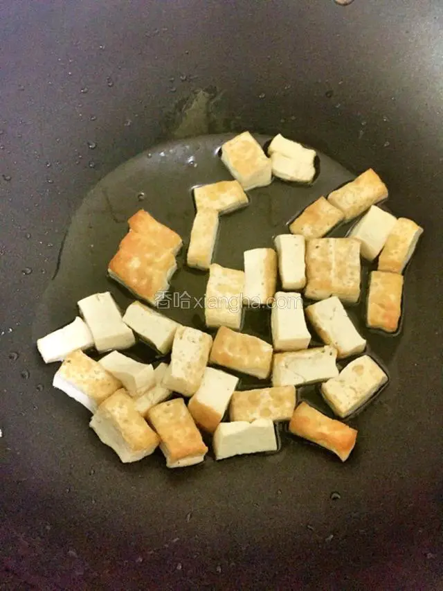白菜洗干净切粗丝，西红柿切块，豆腐皮蛋小块，热锅冷油先把豆腐切煎至金黄