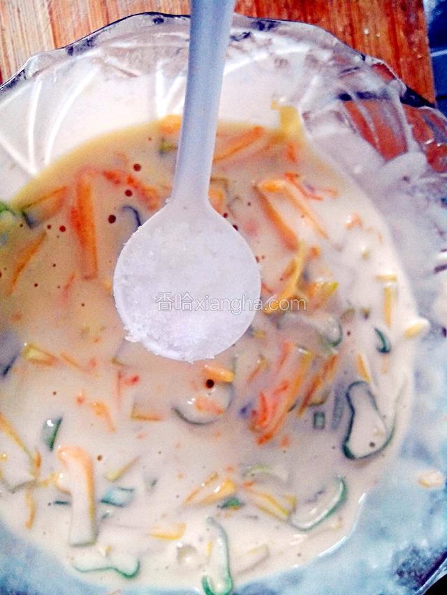 面糊调均匀，没有面粉的小疙瘩后，放入一勺盐