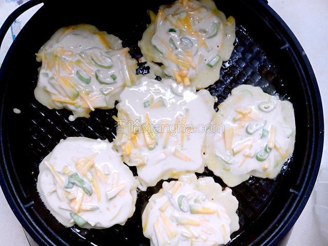 锅加热，用勺子把面糊倒上，吃饭勺三勺一个