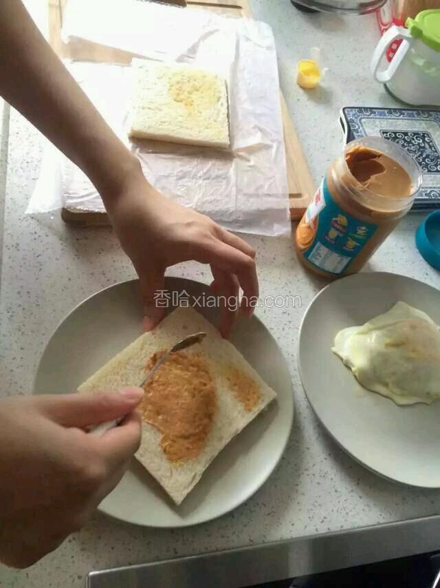 然后在两片土司中间加点牛奶，火腿，喜欢吃什么都可以加