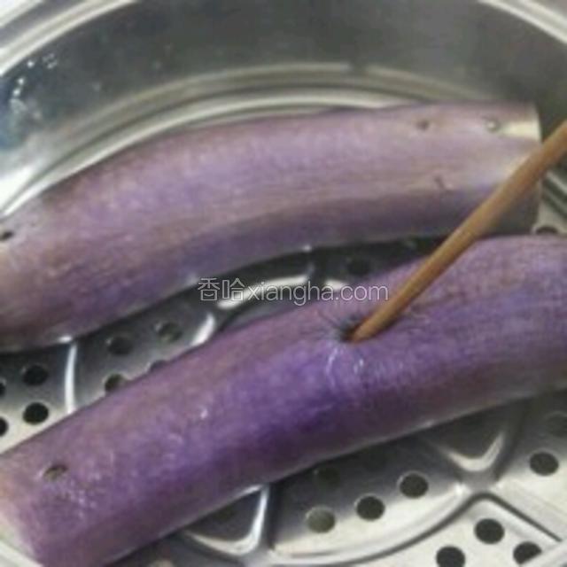茄子蒸软至用筷子插入即可。