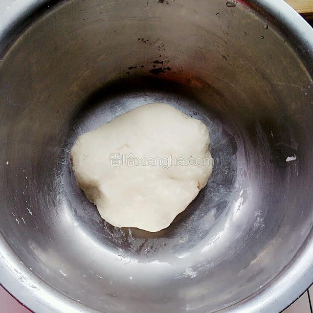 冷水和面。醒发十分钟