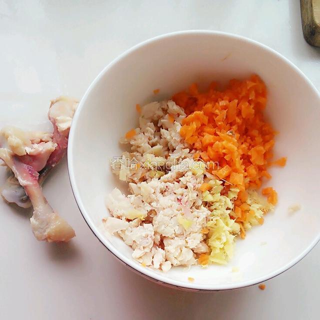 鸡腿踢肉。胡萝卜剁碎。加各类调料拌匀