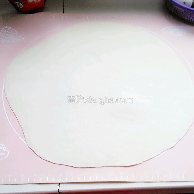 将醒发好的面擀成圆片