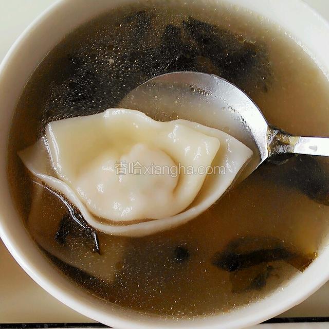 煮熟后将热汤倒入放了榨菜的碗内。倒入馄饨即可。