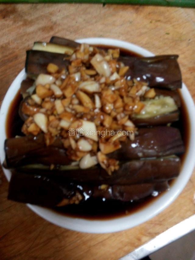 揭盖用筷子试下茄子变软即可，取出码入盘中
