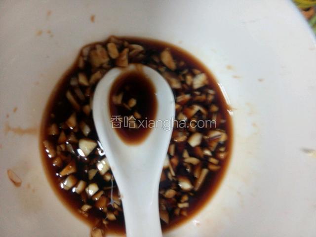 花椒放油锅里炸，把花椒取出，将花椒油倒在调好的汁里。                                               