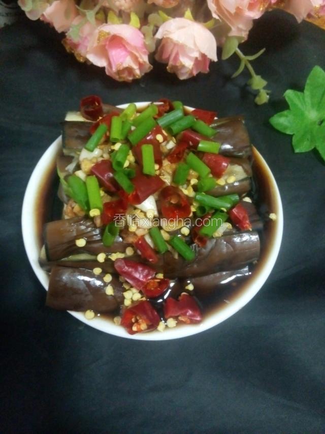 将凉拌汁淋在茄子上，最后表面撒上香葱和红椒碎即可