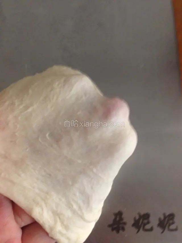 面团材料混合，揉至光滑，能拉出厚膜状态。