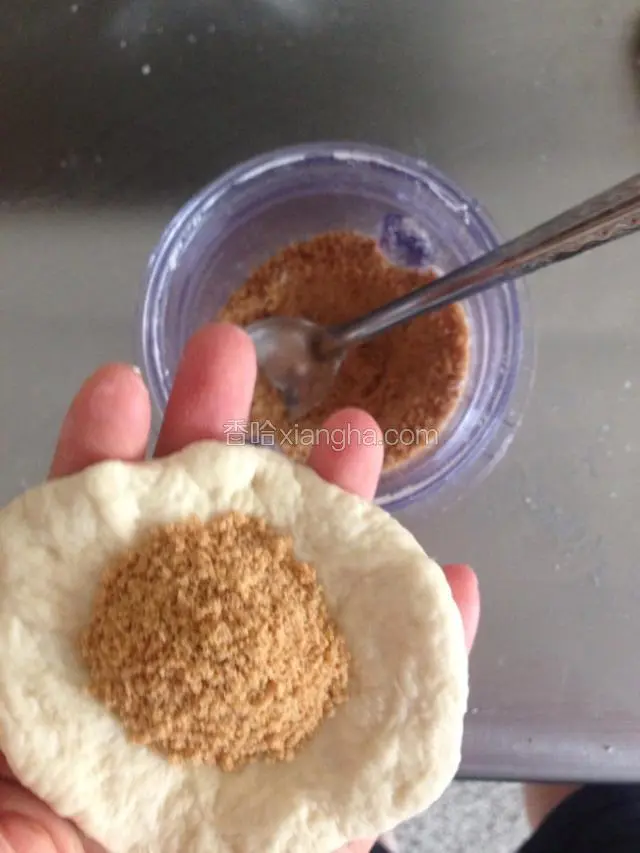 内馅材料混合，用料理机打成粉末状。取一块面团，擀成中间厚四周薄的饼状，挖一大勺馅包起来。收口一定要捏紧，不然会露馅。