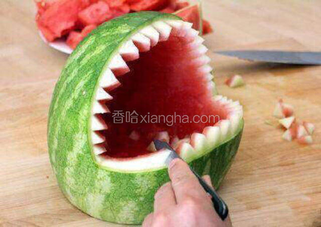 雕刻鲨鱼牙齿，将雕好的白色牙龈切成锯齿状。