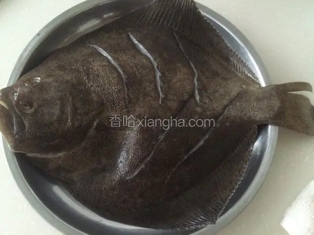 清洗后去除鱼鳃，摘除内脏，再反复清洗干净，用刀在鱼身上斜切几刀，深至鱼骨；