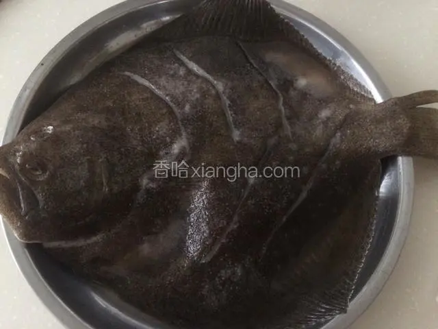 撒一小茶匙盐，一汤匙米酒，用手在鱼身，尤其是刀切口处反复搓揉，然后腌制10分钟，使米酒和盐均匀浸入鱼肉；