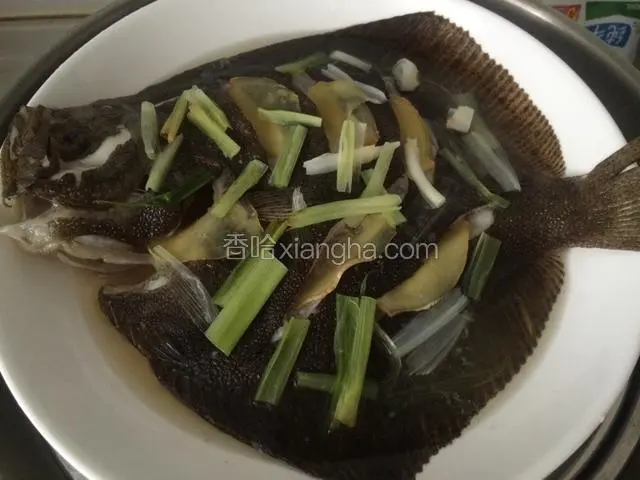 大火蒸8-10分钟，鱼身刀口处缝隙稍稍外翻，表明鱼已经蒸熟了；