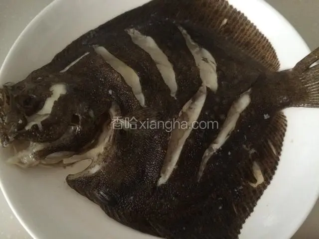 去除姜片和葱白段，控出里面的汁水；