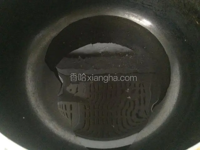 锅里放3汤匙植物油，烧至冒烟后，淋在鱼身上；