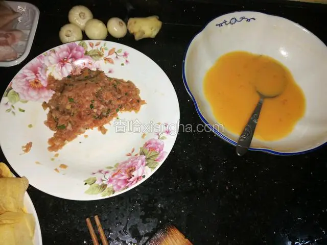 打蛋，加少许玉米粉调匀，瘦肉切末，加少许盐，香葱，胡萝卜丝，玉米粉拌好。