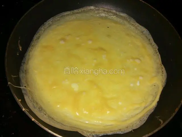 用不粘锅摊蛋皮。