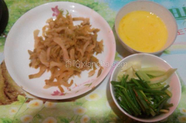 榨菜洗净备用,葱、芹菜切段,鸡蛋打散备用.