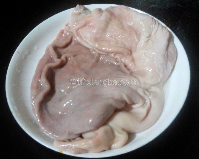 把猪肚肥油去掉,猪肚用盐、生粉、少许白醋反复搓洗,直至猪肚表皮无黄色粘液,干净为止.