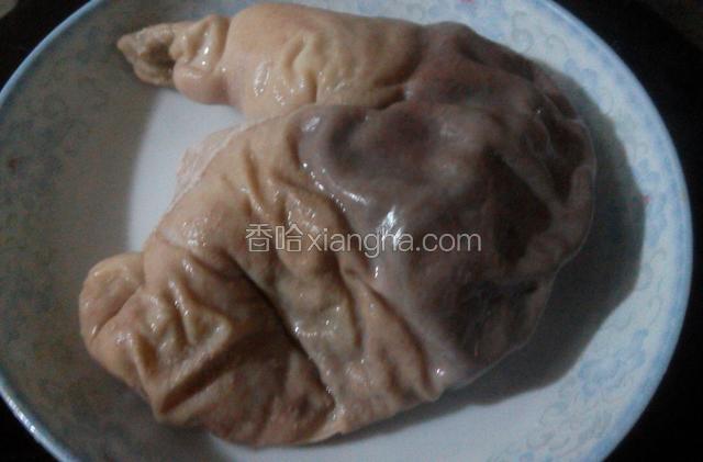 猪肚用高压锅煲十五分钟.取出猪肚,把猪肚表面白白一层膜刮掉.