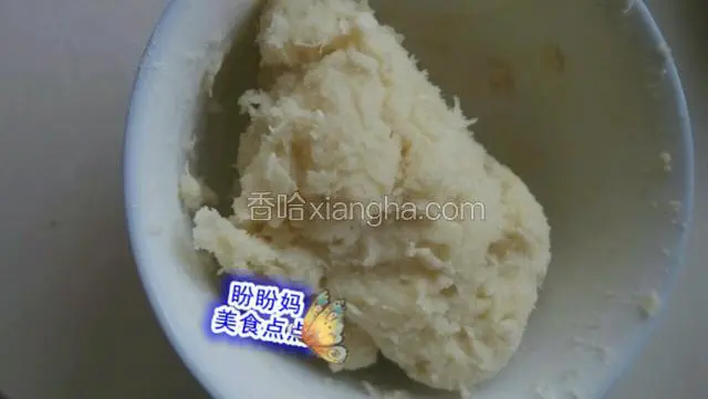 面放入盆内，用滚开的热水向面粉倒入。趁热搅拌成面团。成为烫面。