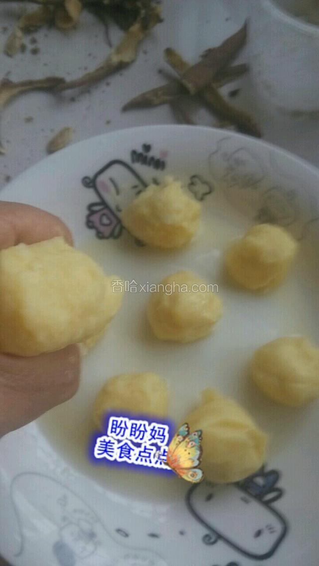 待面团凉后用手挤成很小的小丸子盘子里备用