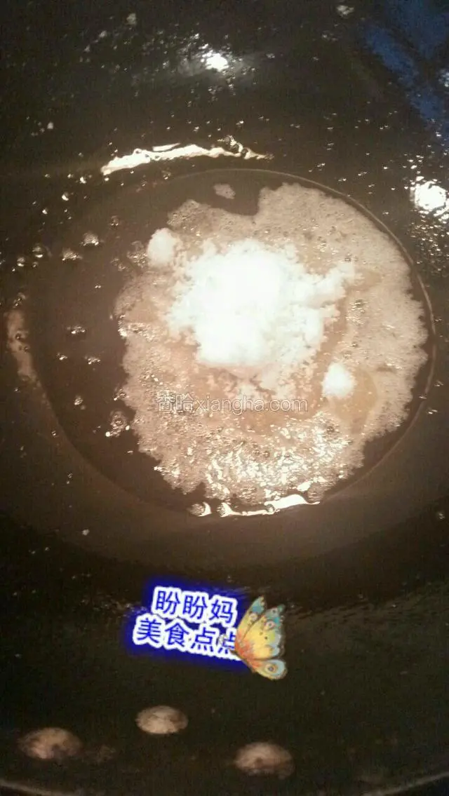 油锅内放少许油。放入白糖。小火熬制糖汁。白糖和油的比例是4:1。白糖稍微发黄即可。