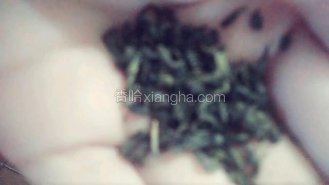 取绿茶2g，一起放在杯子里。