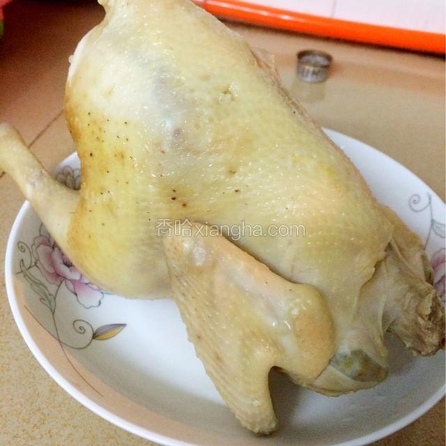 焖的时适当给鸡翻翻面，以致鸡肉全身都能均匀受热熟透，时间到了，就可把鸡捞出来，放凉一点比较好切！