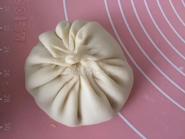 擀成薄片，里面放适量馅料，像包包子一样包好；