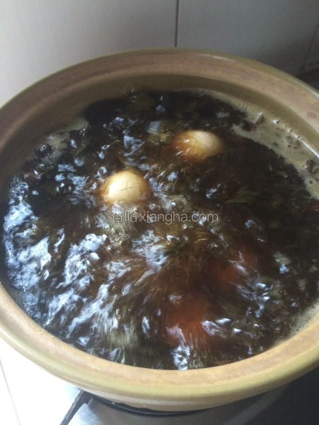 鸡蛋壳都裂了之后，倒入砂锅里熬煮，再倒入少量的生抽和十三香粉…