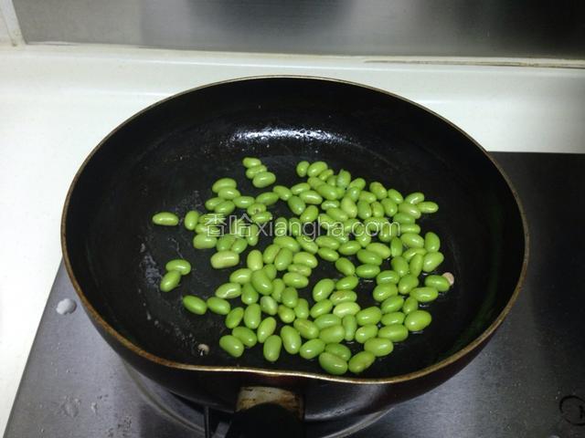 锅底油烧热，放入毛豆煸炒