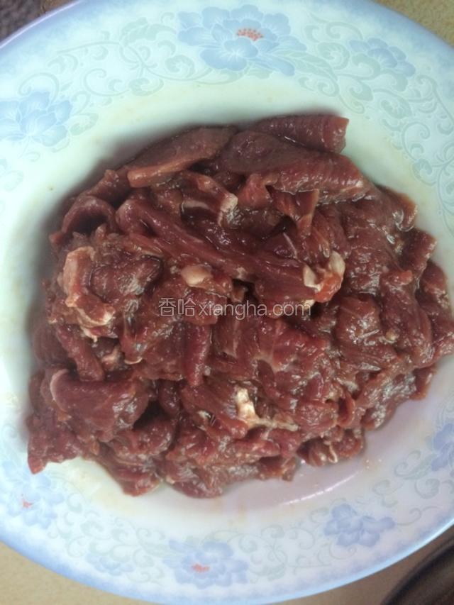 捞起牛肉，找到牛肉的纹路，横着纹路切片，再依次加入2大勺水淀粉，一点料酒，再加入盐，抓均匀，抓至牛肉把水淀粉完全充分吸收，然后加入十三香粉蚝油继续抓均匀腌制1个小时入味