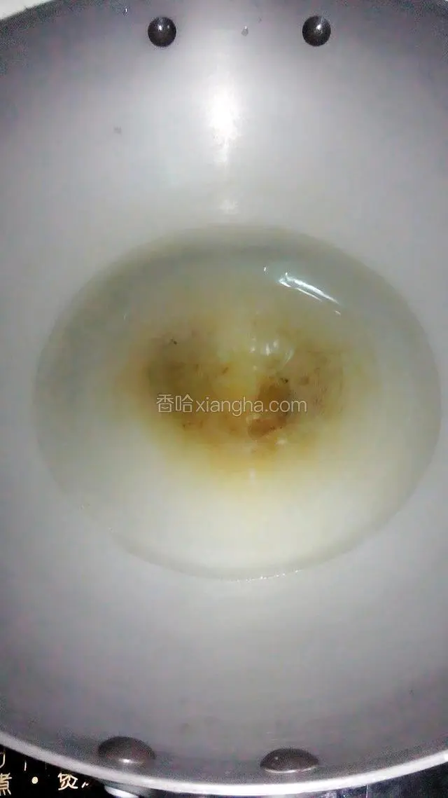 锅中放入少许油