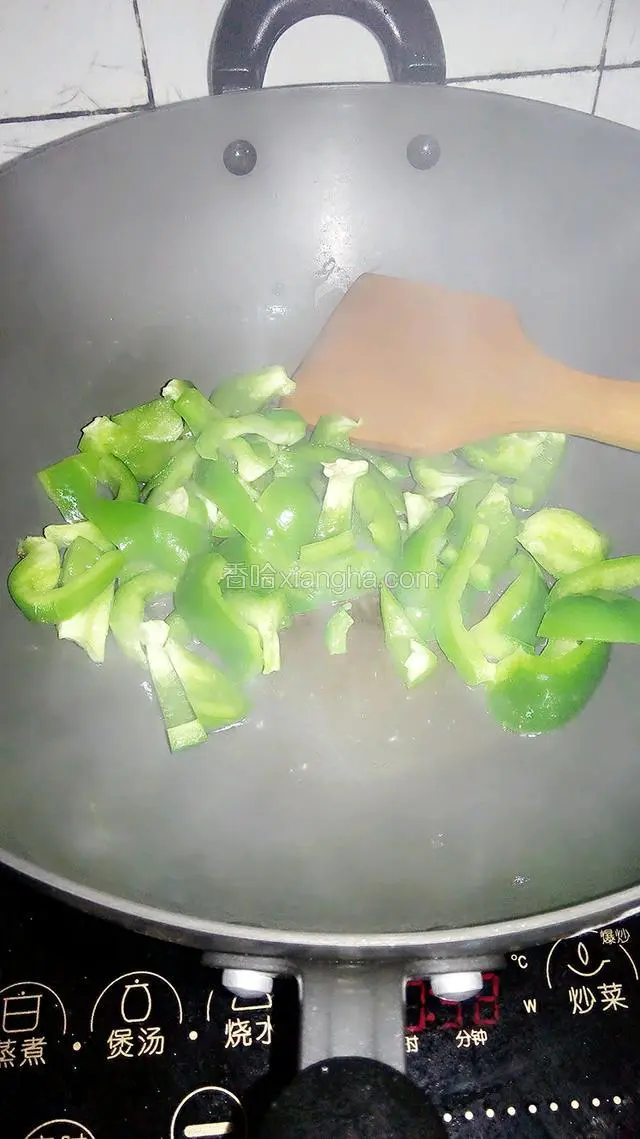 油烧开后放入菜椒炒，因为菜椒不易熟