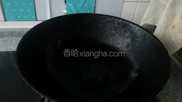 锅中放适量油