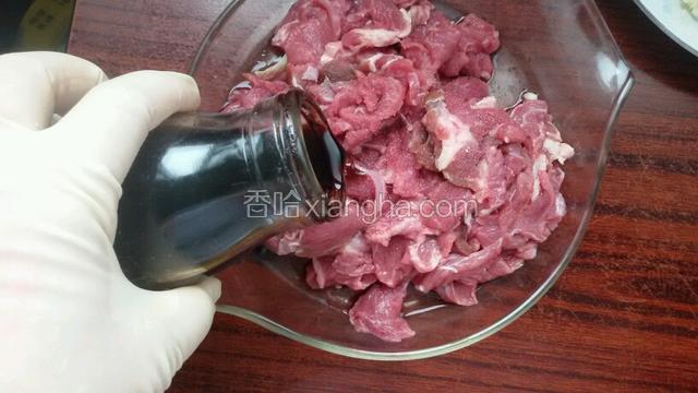 羊肉入盘先放少许陈醋码味，炒时不会膻肉制嫩