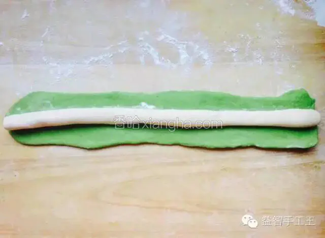 把绿色的擀平，包住白色的，封口要对齐。