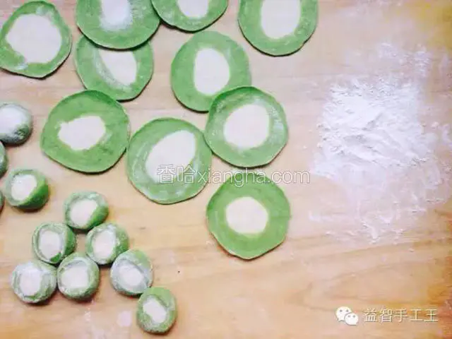 擀成皮。

