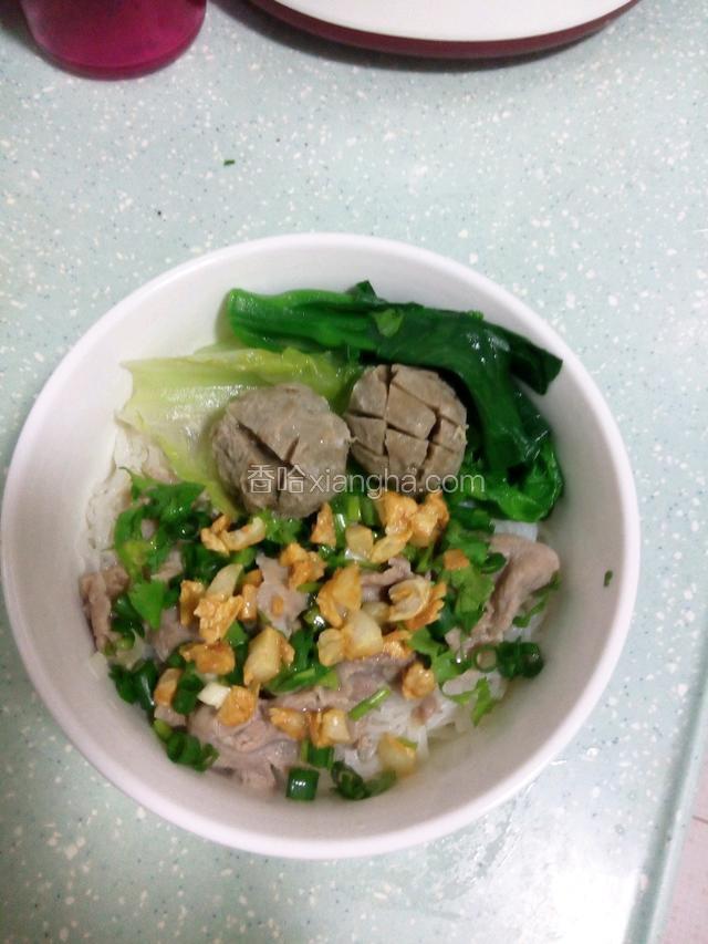 先把牛丸，猪肉捞起铺好在粉上面再铺上炸蒜粒和香菜～