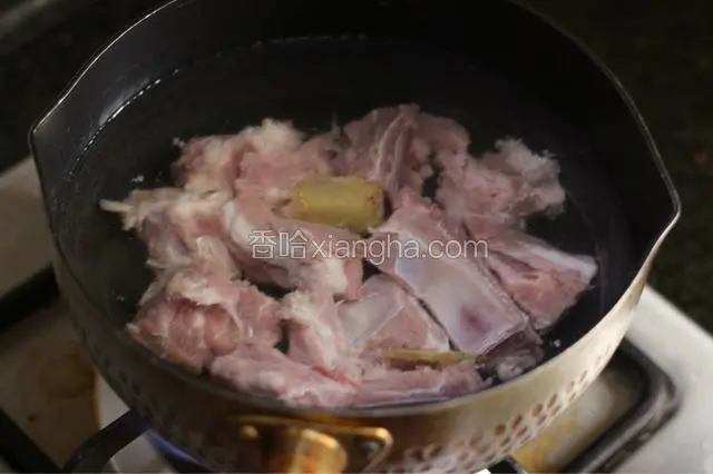 把洗净的排骨放到冷水中烧开焯二三分钟，放二片姜和一汤匙料酒，煮去排骨血水。