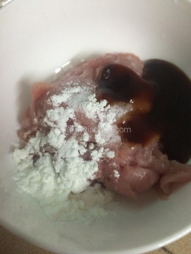 瘦肉切片，加入适量的盐，蚝油生粉拌匀腌制入味