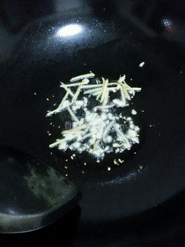 起油锅，让大蒜姜丝炸出香味。